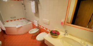 <b>Bagno con vasca idromassaggio</b> 